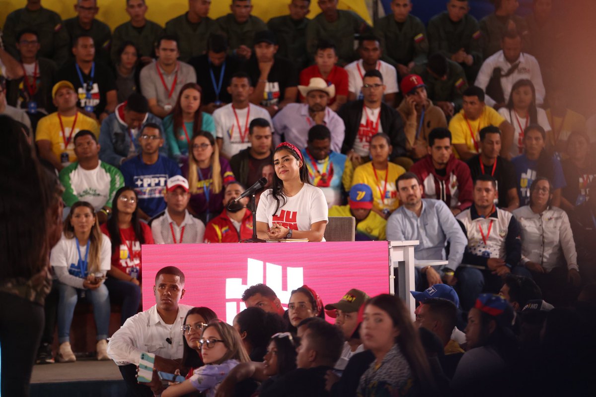 nicmaduroguerra's tweet photo. Este es solo el inicio del Congreso Nacional de la Juventud. Vamos a materializar cada propuesta para construir el país próspero que soñamos. El presidente @NicolasMaduro trazó la ruta, solo la honestidad, el trabajo y el amor por la patria nos garantizará la victoria definitiva. https://t.co/jyCQvB6qlW