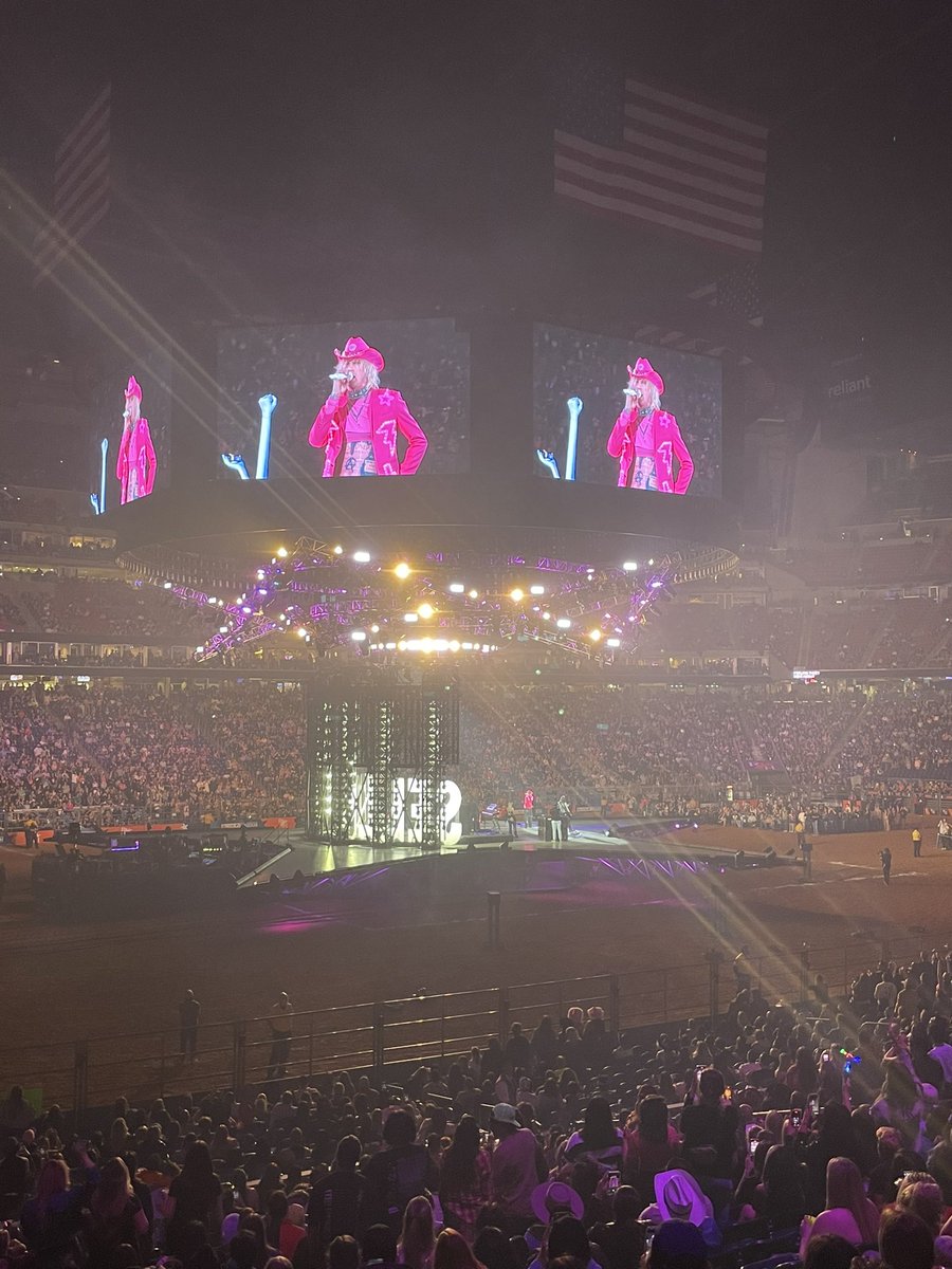 KaylaDemlow28's tweet photo. @machinegunkelly Rodeo ready let’s rockkkkkk 🎸 https://t.co/CXypFSBf69