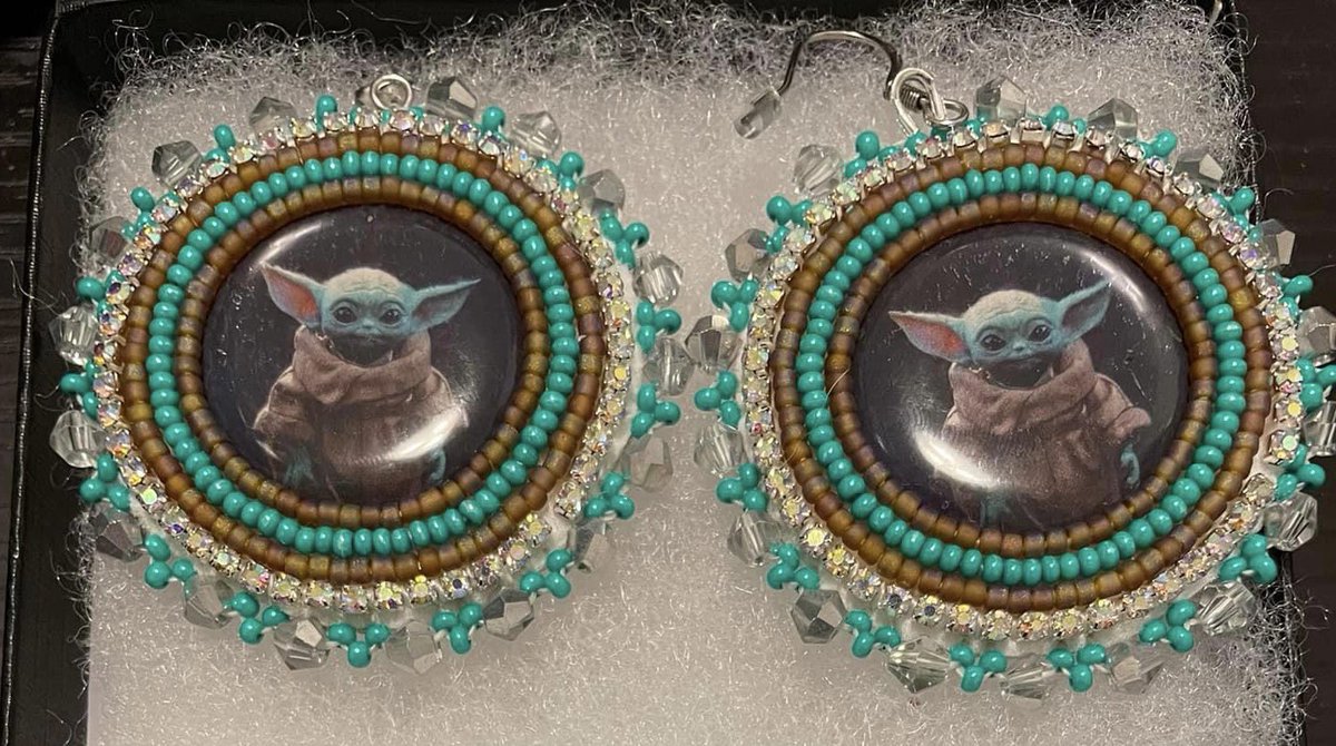 nerdyaunty92's tweet photo. Here’s a closer look at the earrings 🥰
Beadwork by Hän Lux Creations on Facebook
#Grogu #BabyGrogu #StarWars #NativeBeading https://t.co/fltUbtBOd6