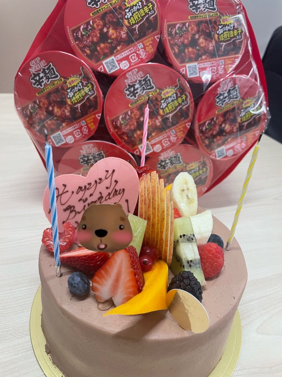 sunpla_hrbp's tweet photo. おそようございます(笑)
本日の #富士宮市 は曇り…晴れ…？

絶妙な天気となっておりますので、
みなさんの心が晴れるよう
サンプライチの癒し系🌷
プランちゃんのバースデー写真をお届け♪
おめでとうございます〜！
辛麺美味しそッ！！

#企業公式が毎朝地元の天気を言い合う
#企業公式フォロー祭り https://t.co/rEhKoOJ6Qw
