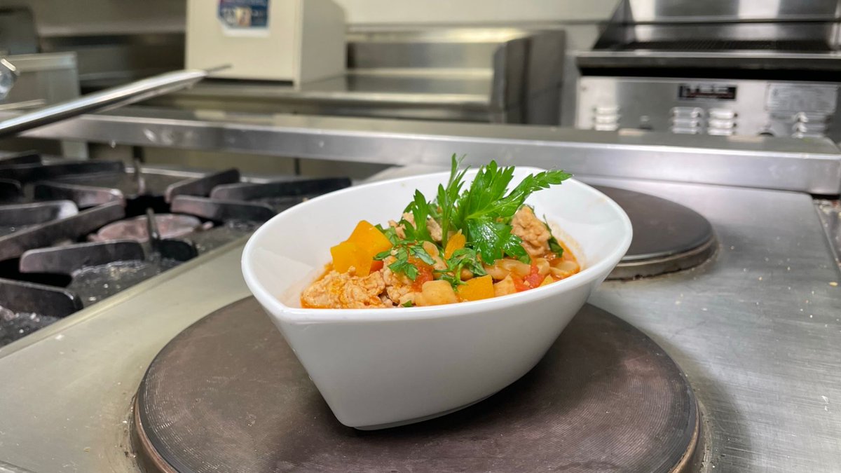 CamillusHouse's tweet photo. Chef Cindy Hutson's cooking style is "Cuisine of the Sun"; boy was this dish bright! She introduced a Squash & White Bean Chicken Chili recipe so fams in SoFl are eating well & keeping costs down. Happy cooking from the #CHEFChallenge kitchen! Recipe here:
https://t.co/IQXRBZiZVO https://t.co/FFJfJTQizv