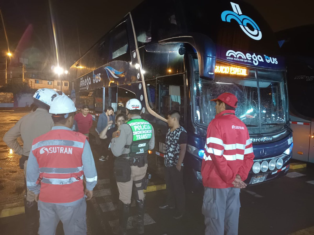 sutranperu's tweet photo. #LoÚltimo | Tras la recomendación de la @PoliciaPeru con la SUTRAN, el  terminal  Molina (ex Yerbateros) anunció la suspensión de la venta de pasajes hacia el centro del país, debido a la interrupción de los accesos a la Carretera Central por condiciones climatológicas. https://t.co/kAbLtQTNMZ