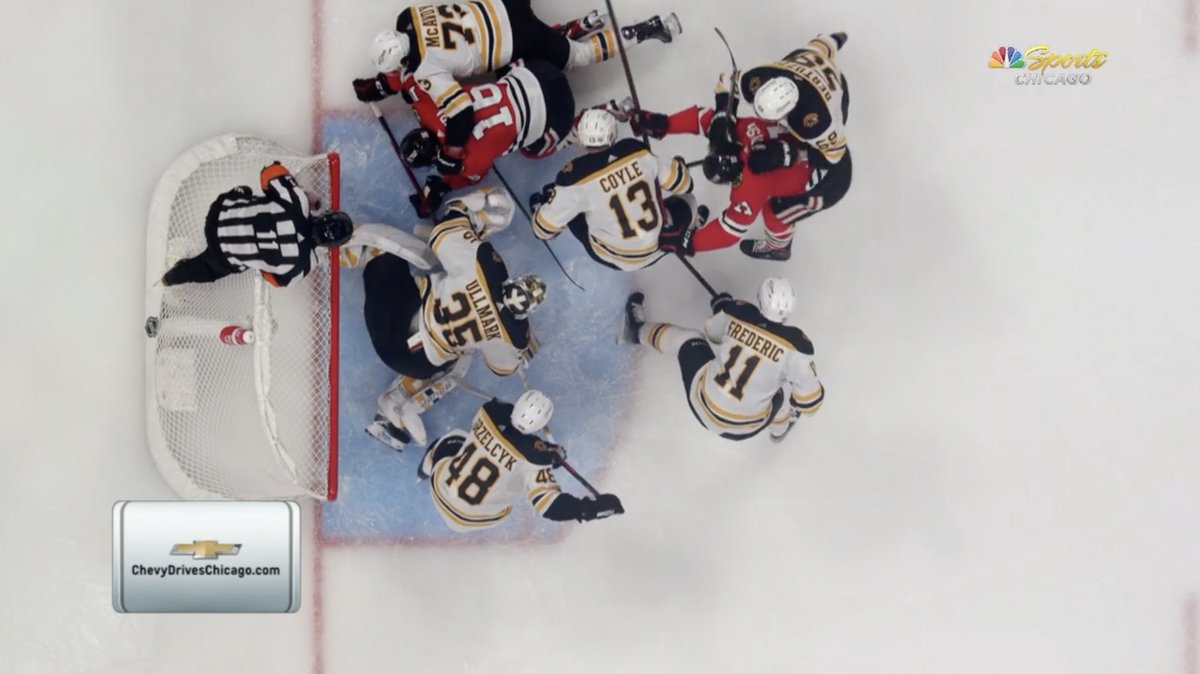 CRoumeliotis's tweet photo. I can't get over the official jumping on the net to get a better view of where the puck is 😂 https://t.co/jG70TftsoS