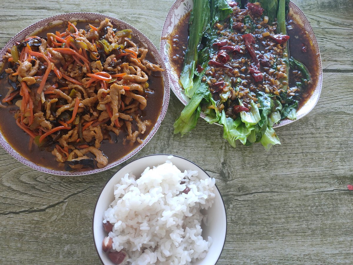 tinlingle4's tweet photo. 今日菜系:鱼香肉丝，蒜蓉油麦菜೭(˵¯̴͒ꇴ¯̴͒˵)౨” https://t.co/OiaDQpYU0i