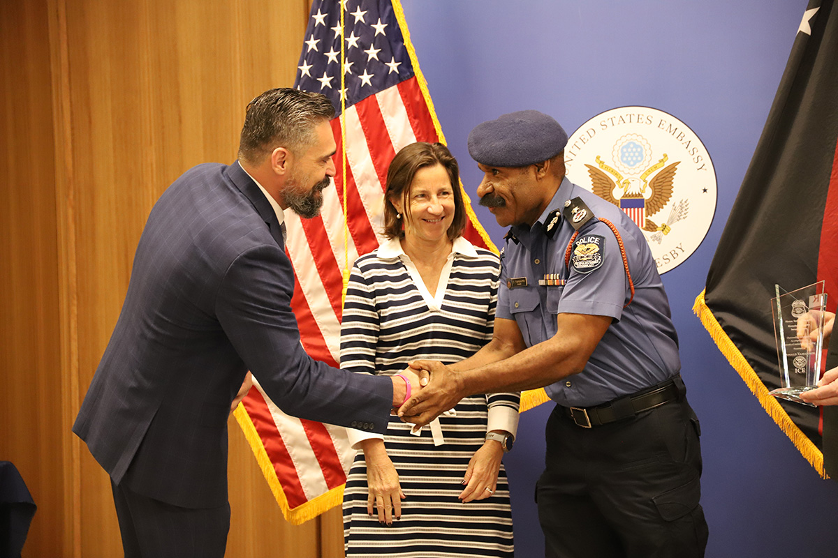 AusHCPNG's tweet photo. Great to see members of #RPNGC, #PNGCustoms &amp; @AusFedPolice receiving US Homeland Security Investigations awards for participating in a joint operation.
Operation Saki Bomb saw the disruption of 168kg of methamphetamine entering 🇵🇬 and its end destination 🇦🇺 
@USEmbassyPOM https://t.co/tIdI97z22j