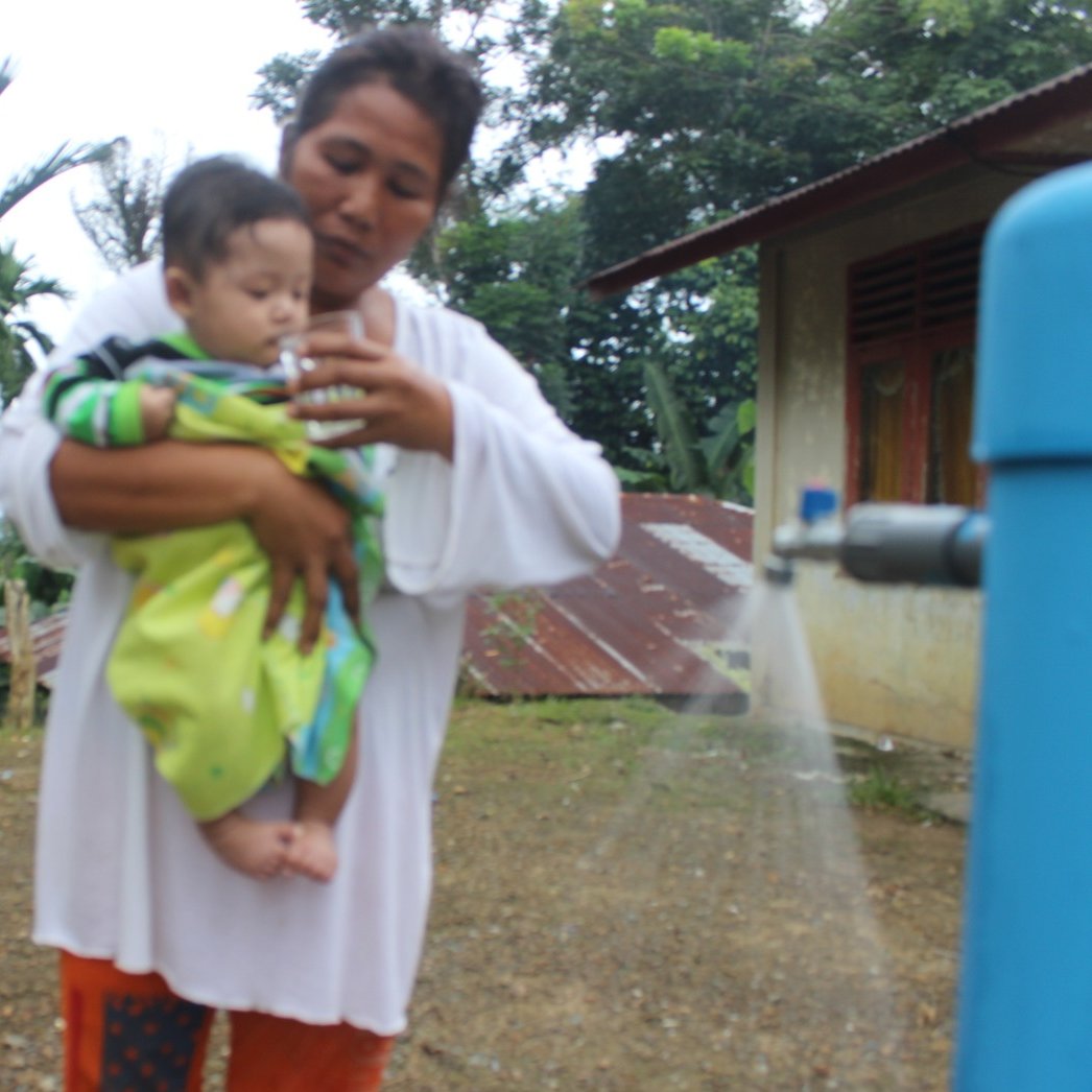 way_mitra's tweet photo. Salah satu kunci keberhasilan "safe water program" di Indonesia adalah keterlibatan aktif kaum ibu-ibu dalam setiap tahap kegiatan yang dilakukan #waterbuilds #hope https://t.co/dLRoyARtL6