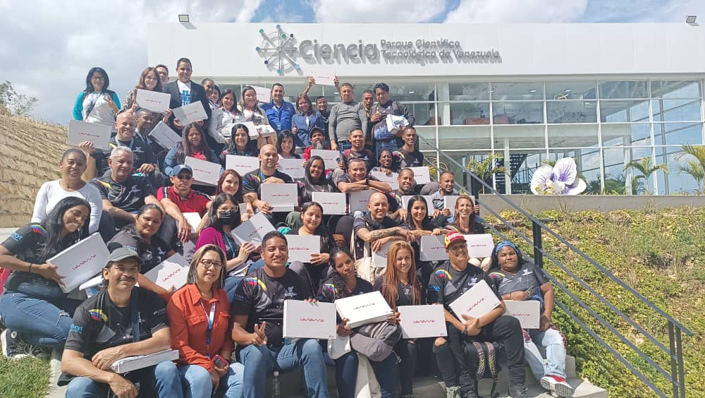 LaRosaInfoven's tweet photo. #InfoEncuentro2023 iniciamos este espacio para la construcción colectiva del accionar de ideas, con el hilo conductor del comandante Chávez bienvenidos y bienvenidas a Infocentro  en ofensiva 
#Infocentro 
@Gabrielasjr 
@cytdanmarys 
@NicolasMaduro https://t.co/hTdkHrF1a2