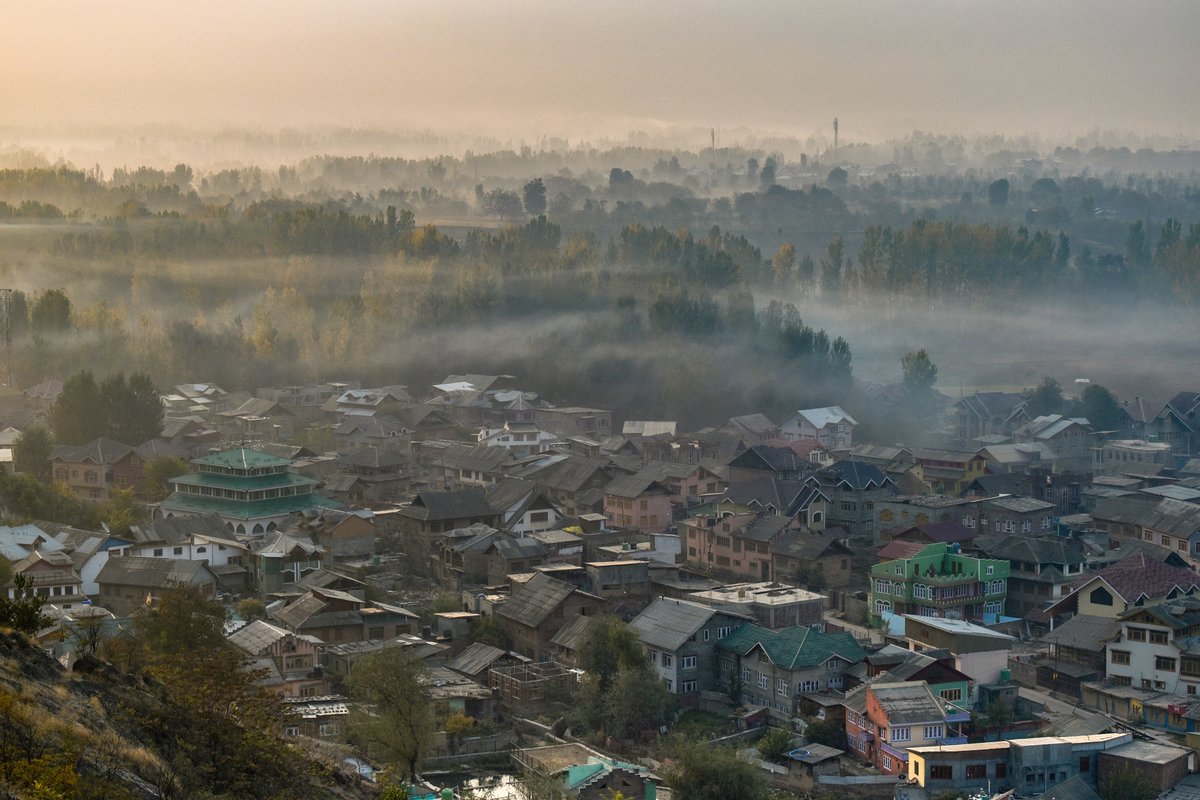 Kashmir’s architecture evolved in response to the Valley’s climate, including addressing harsh winter periods. Here's a photo story by @amirrafi29 featuring the old homes of Kashmir’s cold valley on @MongabayIndia: india.mongabay.com/2023/03/photos…