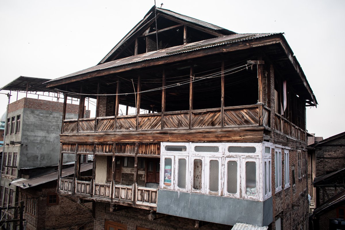 mongabay's tweet image. Kashmir’s architecture evolved in response to the Valley’s climate, including addressing harsh winter periods. Here's a photo story by @amirrafi29 featuring the old homes of Kashmir’s cold valley on @MongabayIndia:
india.mongabay.com/2023/03/photos…