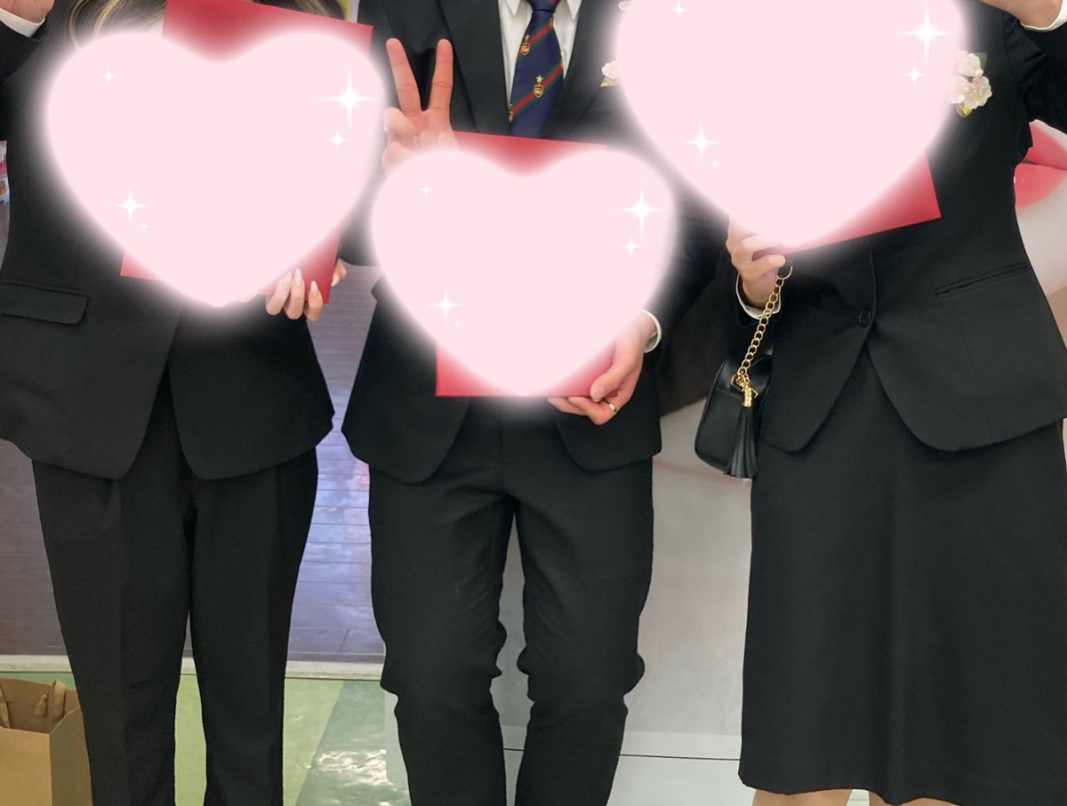 Leh_iro's tweet photo. .

卒業式でした🌸

沢山の人に恵まれたなと思いました♡ 
でかい声で卒業おめでーと！って皆に言われたりプレゼントくれたり涙が止まりませんでした😭こんな問題児を支えてくれた人達に感謝です！
ボビさんLehにも感謝です🤭 https://t.co/6RU8jq0KLC