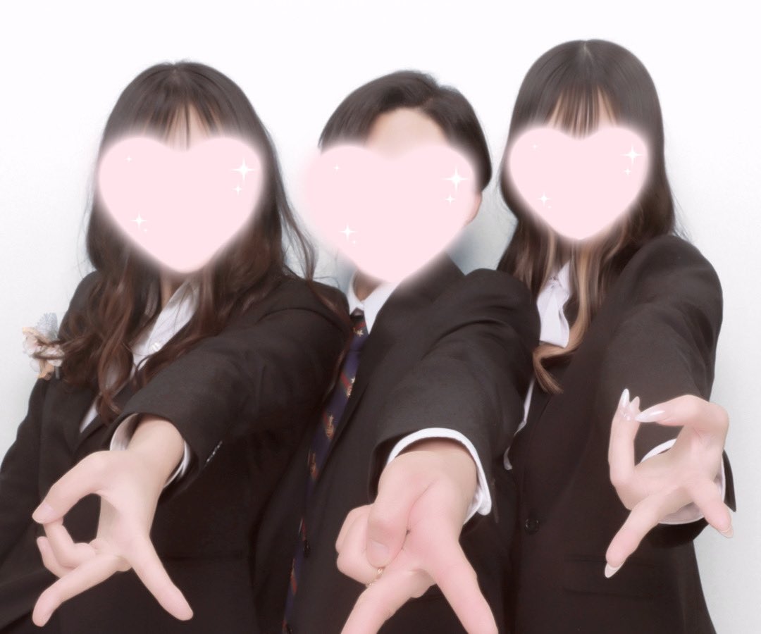 Leh_iro's tweet photo. .

卒業式でした🌸

沢山の人に恵まれたなと思いました♡ 
でかい声で卒業おめでーと！って皆に言われたりプレゼントくれたり涙が止まりませんでした😭こんな問題児を支えてくれた人達に感謝です！
ボビさんLehにも感謝です🤭 https://t.co/6RU8jq0KLC