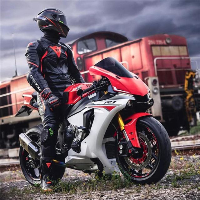 I like R1 the most, the feeling of chasing the wind makes me feel that my soul is flying