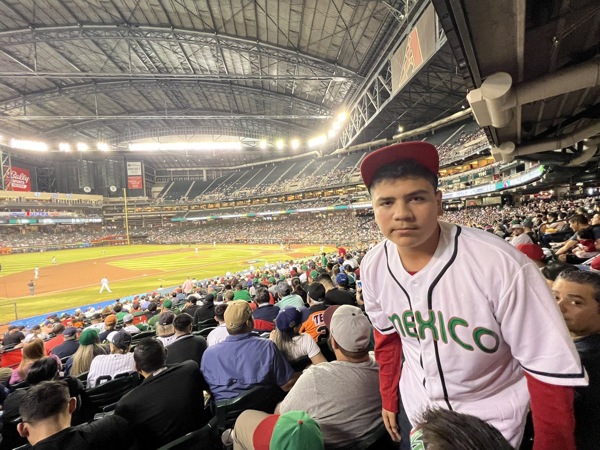Elián, el quinceañero, disfrutando su regalo en el México vs Gran Bretaña en el Mundial de Beisbol.
#worldbaseballclassicphx