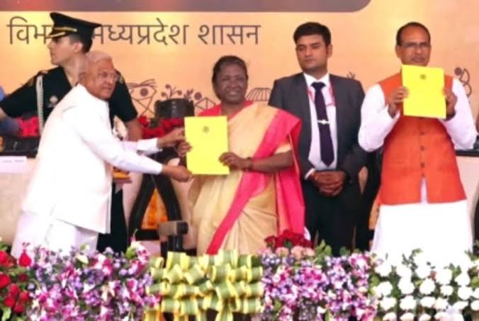 मप्र सरकार ने आदिवासियों के 'पेसा एक्ट' को लागू करने के लिए 'पेसा एक्ट' ब्लॉक कॉर्डिनेटर की आउटसोर्स के जरिए सेडमैप से वेकैंसी निकाली। आदिवासी युवाओं ने फार्म डाले। लेकिन उसे स्थगित कर RSS, BJP से जुड़े कॉर्डिनेटर नियुक्त कर दिए। ये बदमाशी है। घोटाला है। असहनीय। #MP_PESA_Act_Scam