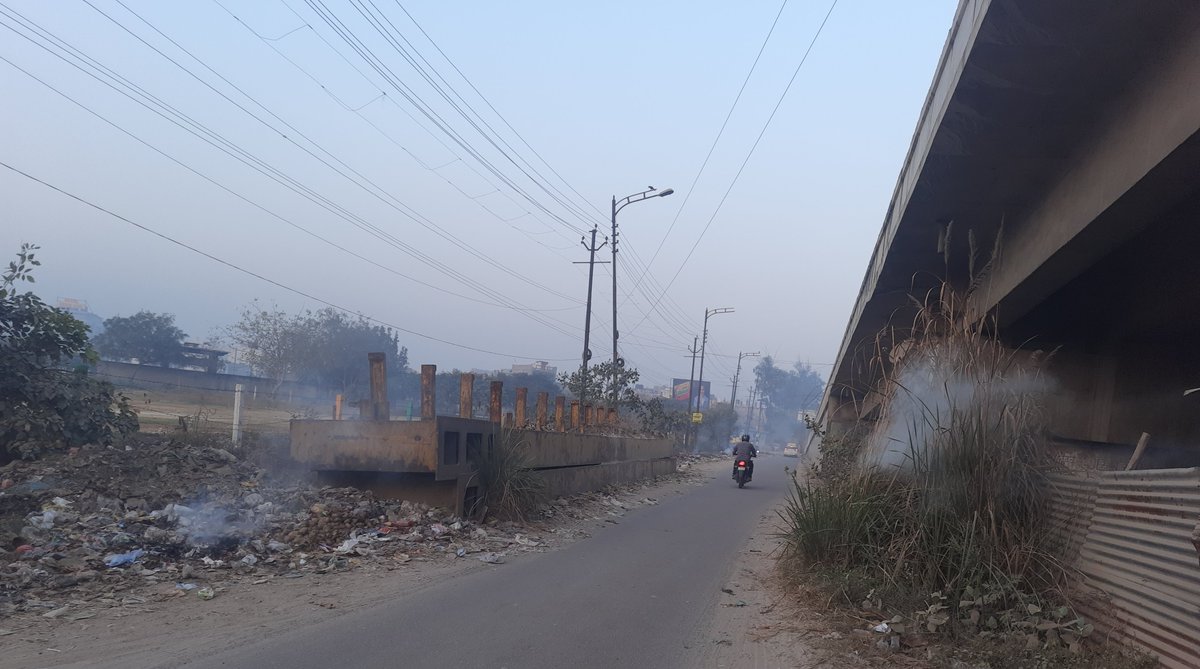 AkashNagarGZB's tweet photo. @dm_ghaziabad @GzbNagarNigam @sbm_ghaziabad @Mayor_Ghaziabad @UPGovt @myogiadityanath @SwachhBharatGov @swachhbharat #Ghaziabad डासना फ्लाईओवर, यहाँ पहले कूड़ा डाला जाता है फिर उसमें आग लगा दी जाती है। 
कृपया यहाँ साफ - सफ़ाई कराने और फैलते प्रदूषण को रोकने के लिए आवश्यक कार्रवाही करें।
@dm_ghaziabad @GzbNagarNigam @sbm_ghaziabad @Mayor_Ghaziabad @myogiadityanath @SwachhBharatGov @swachhbharat https://t.co/mQUHj4wNax