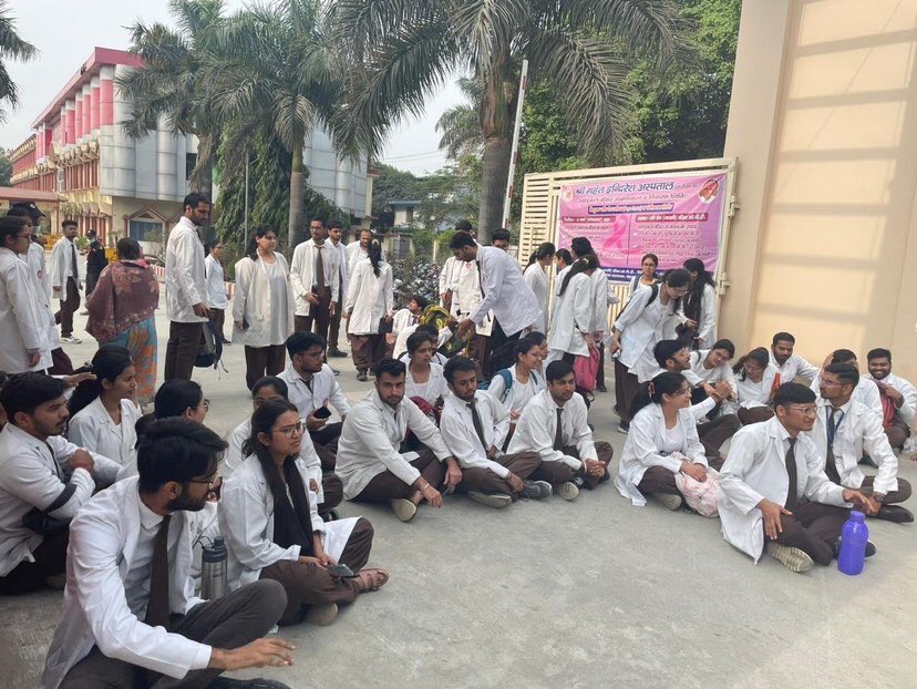 IMCOFFICIAL01's tweet photo. Indian medical congress stands with students of SGRR medical college in Dehradun who ordered their final year students to pay a hefty 37 lakhs or they will be denied to continue internship 

The Students are not allowed to enter hostels
Girls are manhandled by mob of college . https://t.co/5588GCwG5L
