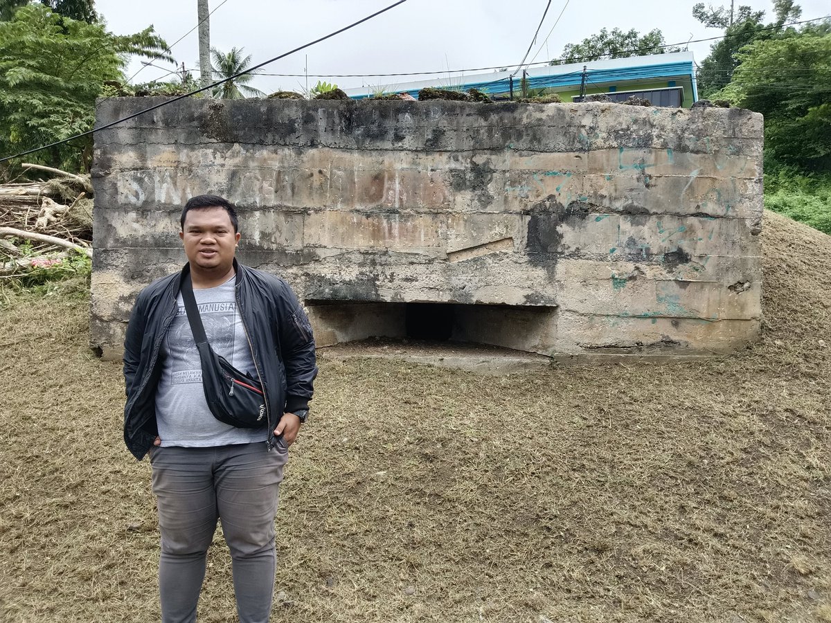 pankpemimpi's tweet photo. Pada suatu masa, Manokwari menjadi salah satu medan pertempuran perang dunia ke II, atau sering disebut dengan perang pasifik. Pillbox peninggalan jepang di belakang saya menjadi buktinya.
.
#manokwari
#sejarah
#PDII
#Papua
#PapuaBarat https://t.co/b0nCyvVhgx
