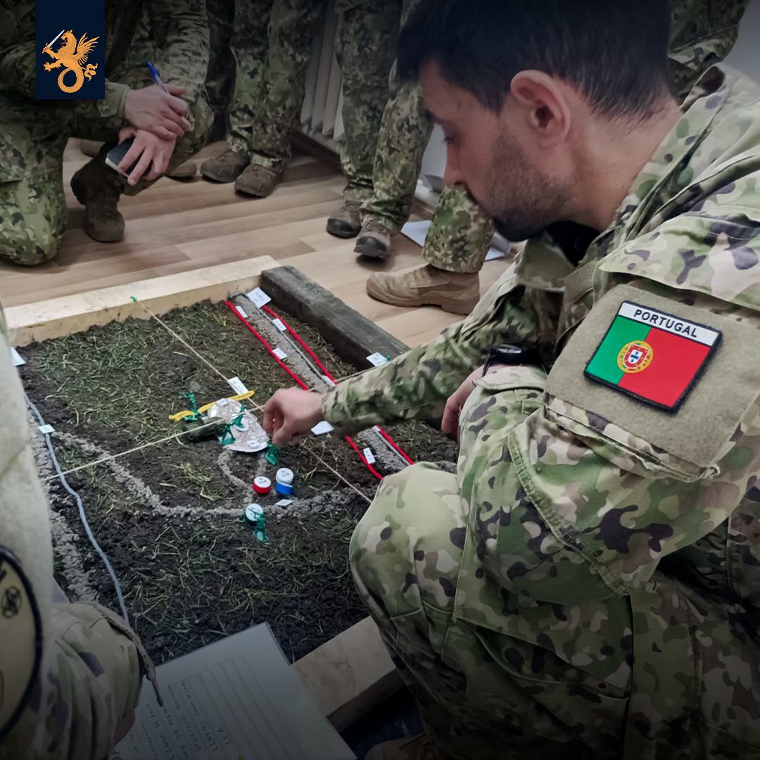 EMGFA_RP's tweet photo. 2.ª Força Nacional Destacada Portuguesa🇵🇹 na Roménia🇷🇴, no âmbito da @NATO "enhanced Vigilance Activities", realizou o Exercício ALEO 02.
➡️Notícia em https://t.co/8bwdgLeu7f
#ForçasArmadasPortuguesas #ExércitoPortuguês #2FNDROU #NATO #WeAreNATO #StrongerTogether https://t.co/qwvhHlp7Ju