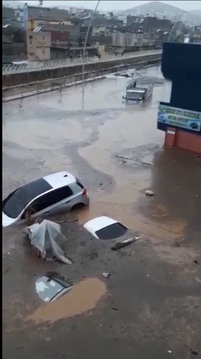 Tarihinde görülmemiş bir yağış dolayısıyla sel felaketine uğrayan Şanlıurfamıza ve Şanlıurfalı hemşerilerimize geçmiş olsun dileklerimi iletiyorum. 

Devletimizin tüm kurumları ve görevlileri sel felaketinden etkilenen vatandaşlarımız için sahadadır!