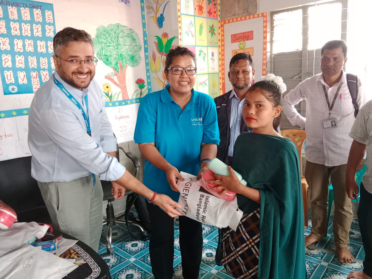 #IslamicRelief started hygiene kits distribution among 3600 #FDMNs children living in #BhashanChar. The pack also included a water bottle and a tiffin box. Additional Refuge Relief Repatriation Commissioner (#RRRC) and #UN officials were present at the inaugural event.