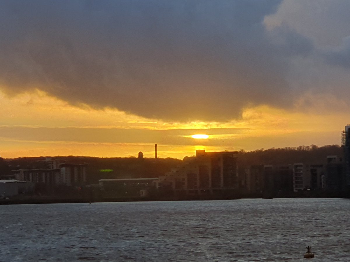 ProfDiCrone's tweet photo. Lovely bimble round the bay after work yesterday... did get caught in the rain but didnt stood to photo that! #lovesthediff #gettinglighter #SpringIsComing https://t.co/5q8d12cmp0
