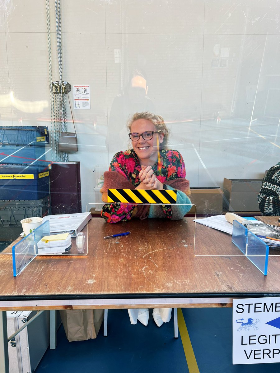 elindll's tweet photo. Vandaag op stembureau in de wijk #Bilgaard in #Leeuwarden. 

In een hele grote, blijkbaar onvindbare, gymzaal, zitten we hier de tijd uit.

Hoe is het met de opkomst bij andere stembureaus? https://t.co/EGJvnWQKEq