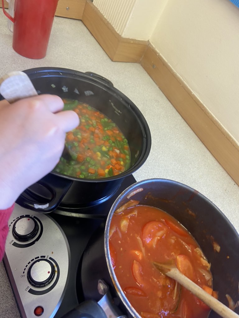 WelbeckCuckney's tweet photo. Cooking club this week 🍅🥫 https://t.co/Wzuo3Sm3BH
