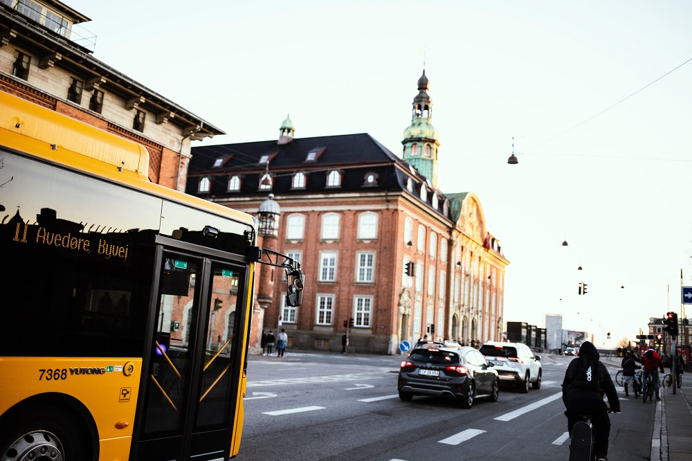 CleanBusEU's tweet photo. 🇩🇰In Copenhagen, @moviatrafik has a strong commitment towards a green transition of bus services.  

We spoke to Victor Hug of Movia, to discuss #cleanbus deployment, its challenges, and the upcoming Study Tour in the #CBEP Host City.

Read the interview: https://t.co/NBsY0jh7OT https://t.co/hHCmcpJn6f