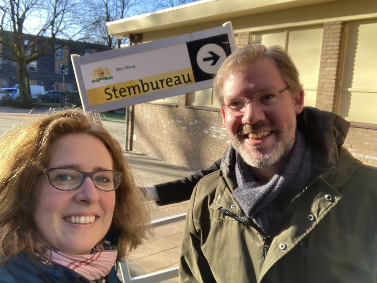 klokkenburg's tweet photo. Vanochtend zowaar lijsttrekker Ytzen Lont tegen gekomen bij het stembureau! Stem deze waterdeskundige man het hoogheemraadschap in! #delfland #stemtip #christenunie #gastemmen https://t.co/Iy7YZzaBsY