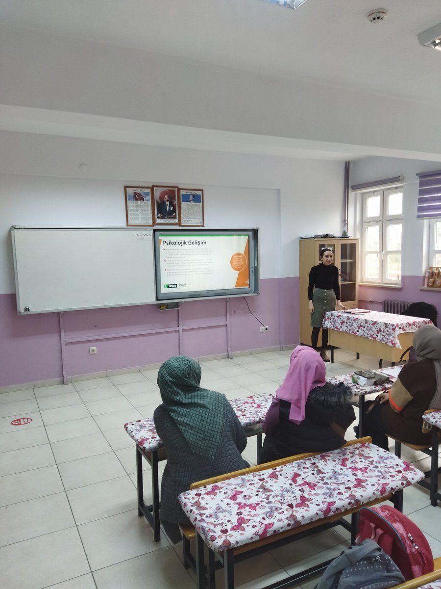 Fsmtilkokul's tweet photo. Velilerimize yönelik olarak okulumuzda Çarşıbaşı İsmail Çavuş İmam-Hatip Ortaokulu rehber öğretmeni Esra Özel tarafından "Bağımlılıkla Mücadele"semineri düzenlenmiştir. https://t.co/8QFM97kigR
