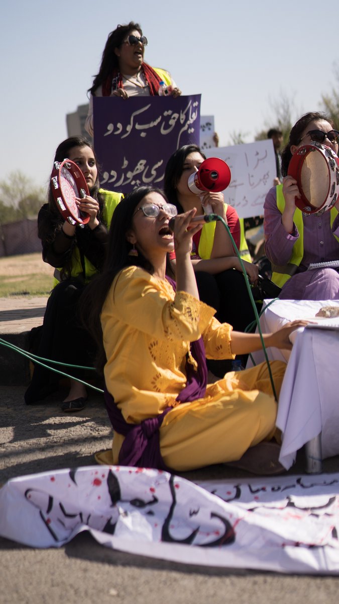 Aurat_marchisb's tweet photo. AM organizer Zainab Jamil raising slogans. Death to Patriarchy!!
#AuratMarch2023 #AuratMarchIsb https://t.co/Wx2OwhwydK
