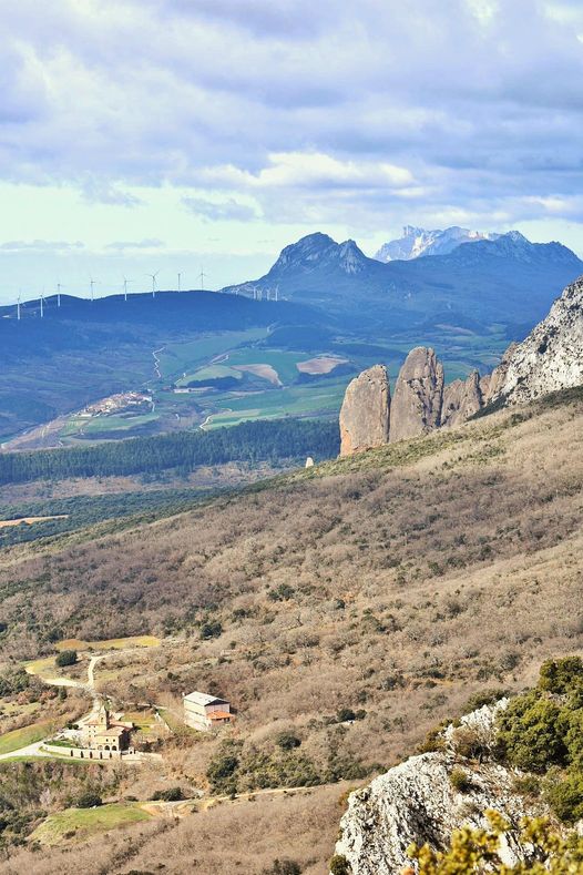 TierraEstella_'s tweet photo. ¡Da gusto tener amig@s como @SaidaEsteve de #tierraestellamaitia! Además de disfrutar de rutas por la Comarca nos manda fotos para compartir con vosotr@s.
Desde Malpika (Sierra de Codés) se ve el Santuario, Dos Hermanas, Azuelo y, detrás, la sierra de Cantabria. ¡Fotón! Eskerrik! https://t.co/iY9Mj33XbL
