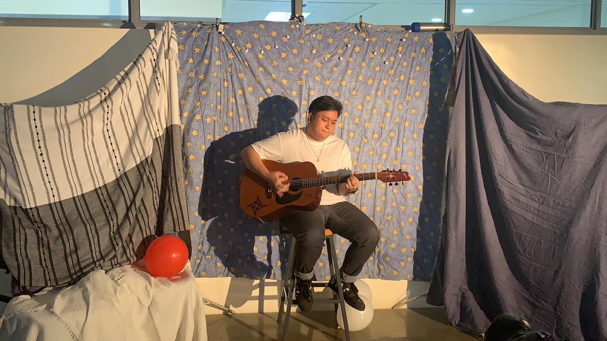 USTSHSVirtuoso's tweet photo. "Kung mamimili ako sa pag tulog o pag kain, ang pipiliin ko ay yung mahulog sa kanya" 

Kaso Friendzoned! 💔Nakarelate ba kayo? 

Last but not the least, next up is Noe De Asis with his Original song entitled 
"Ay Mali!" 🎸

#UpForASweetLullaby
#GettingTheZsWithVT
#GetTheJamsOn https://t.co/6wCjmET7D6