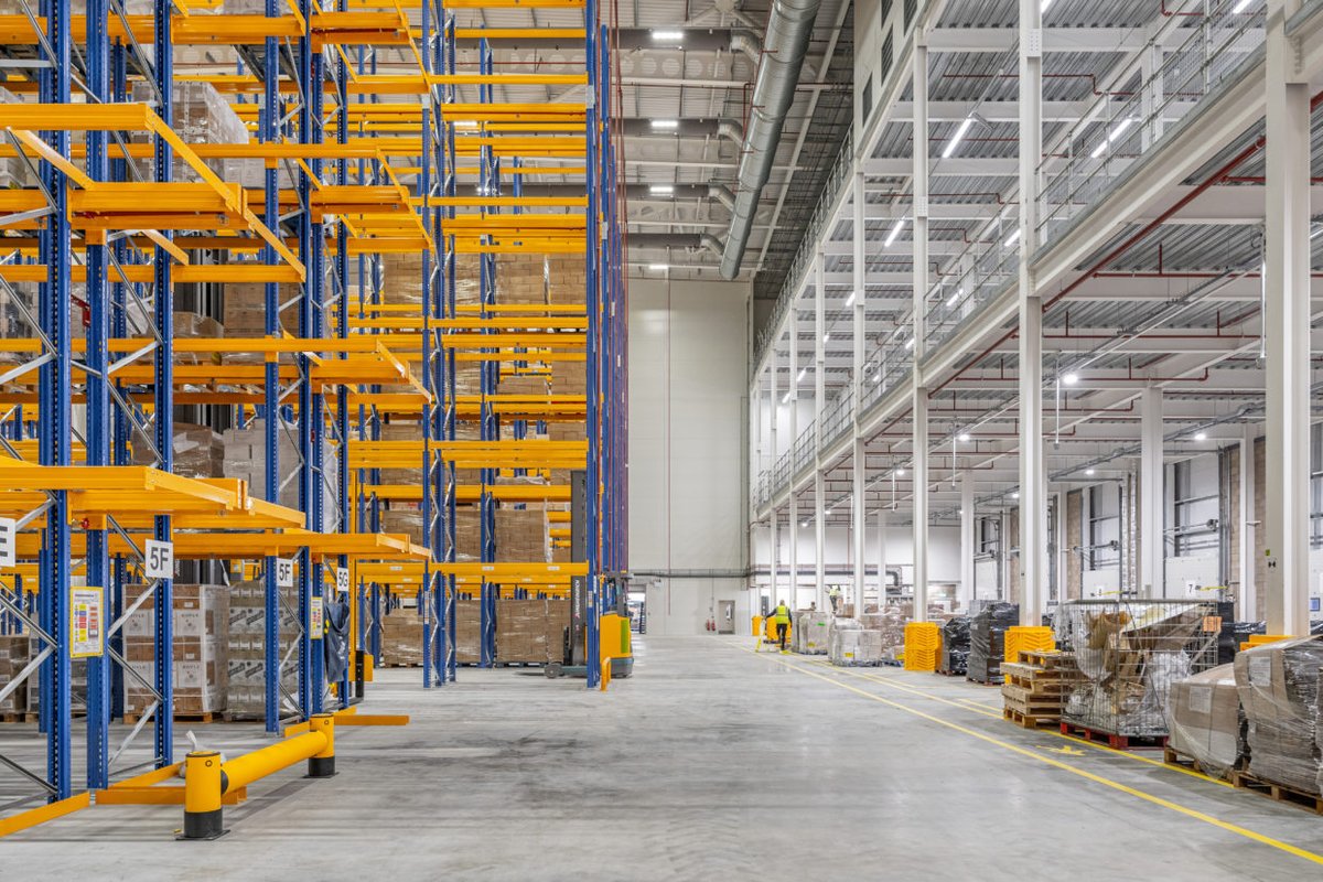 TBL_Fire's tweet photo. A large scale intumescent paint project on a complex warehouse unit completed for @Farrans_UKI.

High loadings were required and up to 5 applications needed on certain steels.

Rafters were hand painted to comply with the scheduling and aesthetic requirements.

#fireprotection https://t.co/ErthlDHgaf