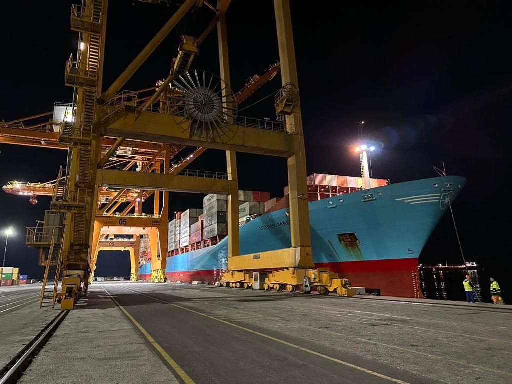 Cosmatos Group on Twitter "4258 containers can be carried on mother