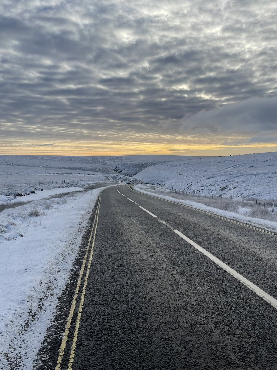 Faction_cc's tweet image. Snake Pass looking good again this morning. A few small ice patches on corners descending into Glossop. @SnakePassRoad @snakepasswest