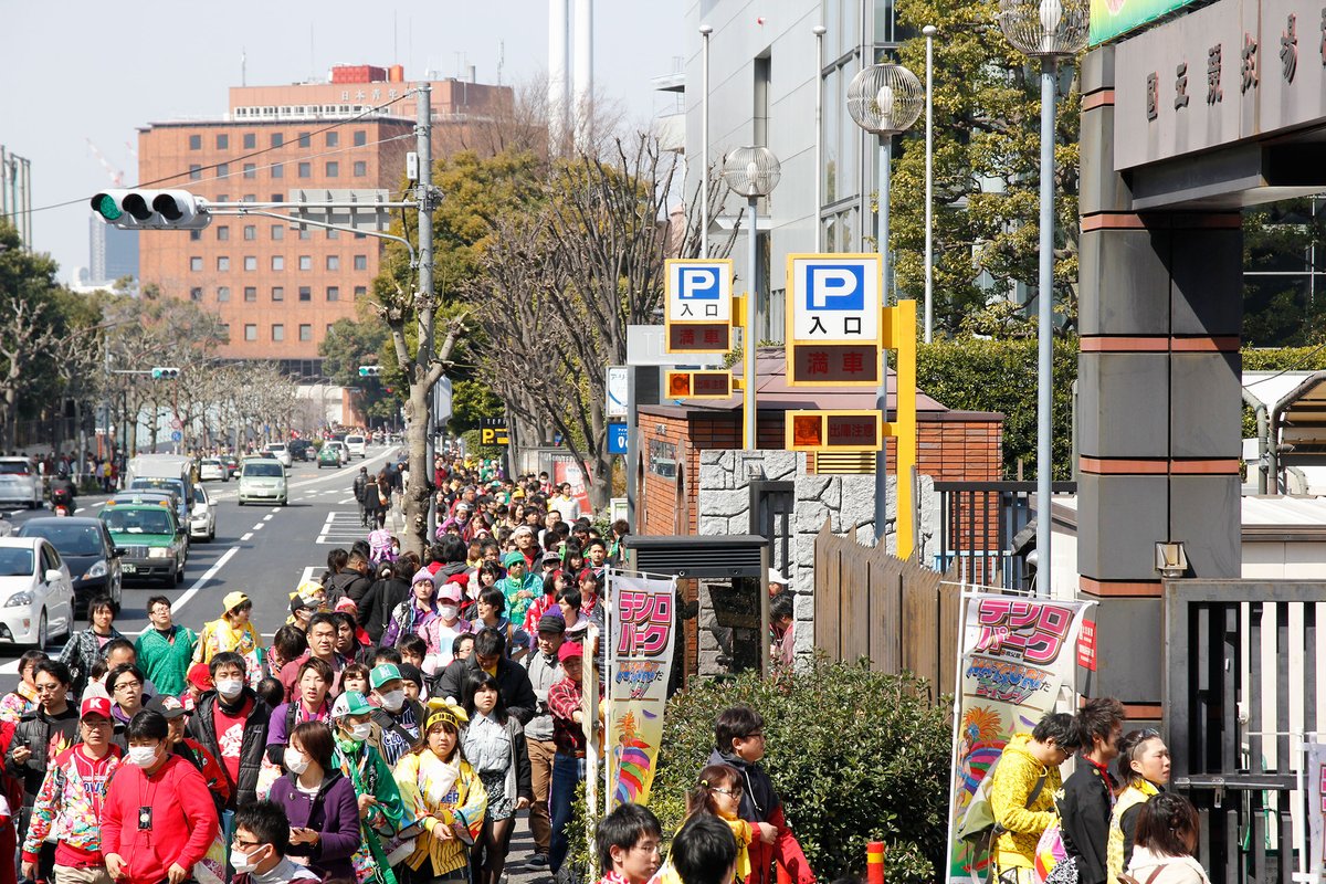 kokuritsu_bot's tweet photo. 2014年3月16日撮影
ももクロ国立コンサート2日目の国立競技場付近の様子。
モノノフ達でごったがえす明治公園、日本青年館前、ラグビー場前。4枚目は開演後、東京都体育館裏から見えるビジョン。
#国立競技場 https://t.co/B5z7KUCrDR