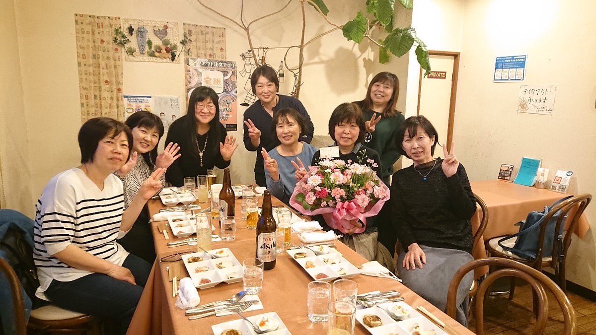 BonViveur_staff's tweet photo. こんにちは、ボンビブールです！👨🏻‍🍳✨
ママ友会の皆様から素敵なお花をいただきました💐！
可愛いお花ありがとうございます🌸スタッフ一同癒されてます🤤
#bonvivuer 
#ボンビブール 
#前橋グルメ https://t.co/bKm7P0LMB8