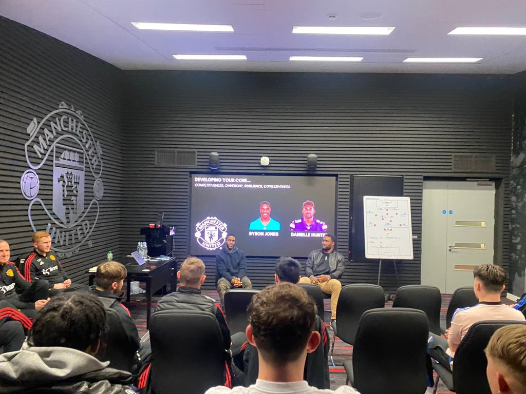 Coxy3012's tweet photo. @DHunt94_TX  and @TheByronJones are athletes that take their commitment to learning and improvement to a different level.

It was great to have them spend time with our young players and share advice this week. 

#mufc #MUAcademy https://t.co/oRn9HXEtoQ