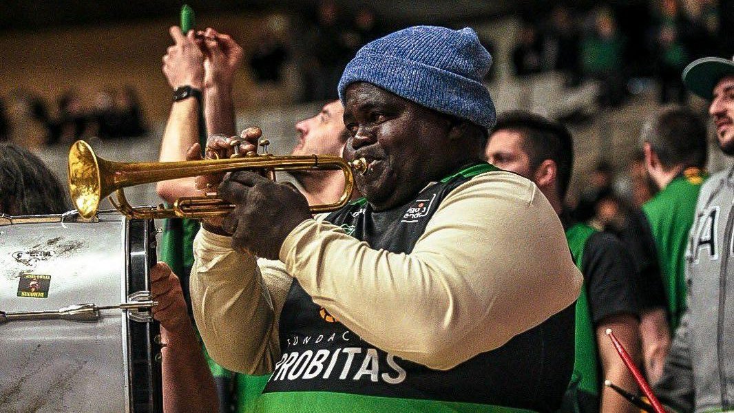 🎺 El trompetista sin techo que enamoró al Joventut.

Su nombre es Lázaro y ahora acude como invitado a los partidos en el Olímpic gracias a los aficionados.

🧵❤️‍🩹 Abrimos hilo de estos que emocionan.