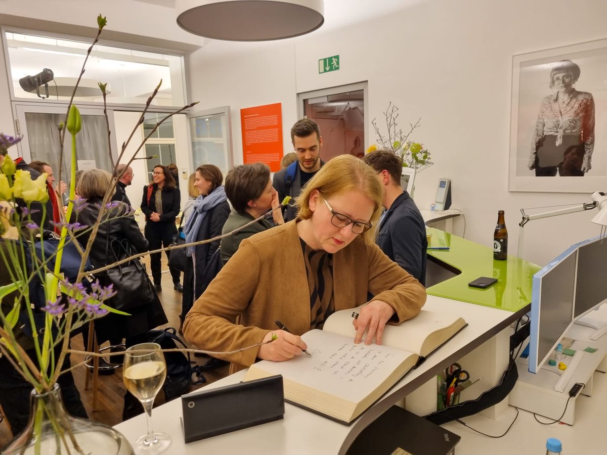 Gregor Darmer (@darmergregor) on Twitter photo Gestern Abend bei <a href="/MercatorDE/">Stiftung Mercator</a>: Diskussion mit u.a. Bundesfamilienministerin <a href="/lisapaus/">Lisa Paus, MdB</a>, <a href="/SabineRennefanz/">Sabine Rennefanz</a>, <a href="/simone_menne/">Simone Menne</a> zum Gender Pay Gap mit erschreckenden Zahlen, aber auch konkreten Vorschlägen zur Schließung der Lücke. Nachzuschauen hier: youtube.com/watch?v=8cemQ1… Gestern Abend bei <a href="/MercatorDE/">Stiftung Mercator</a>: Diskussion mit u.a. Bundesfamilienministerin <a href="/lisapaus/">Lisa Paus, MdB</a>, <a href="/SabineRennefanz/">Sabine Rennefanz</a>, <a href="/simone_menne/">Simone Menne</a> zum Gender Pay Gap mit erschreckenden Zahlen, aber auch konkreten Vorschlägen zur Schließung der Lücke. Nachzuschauen hier: youtube.com/watch?v=8cemQ1…