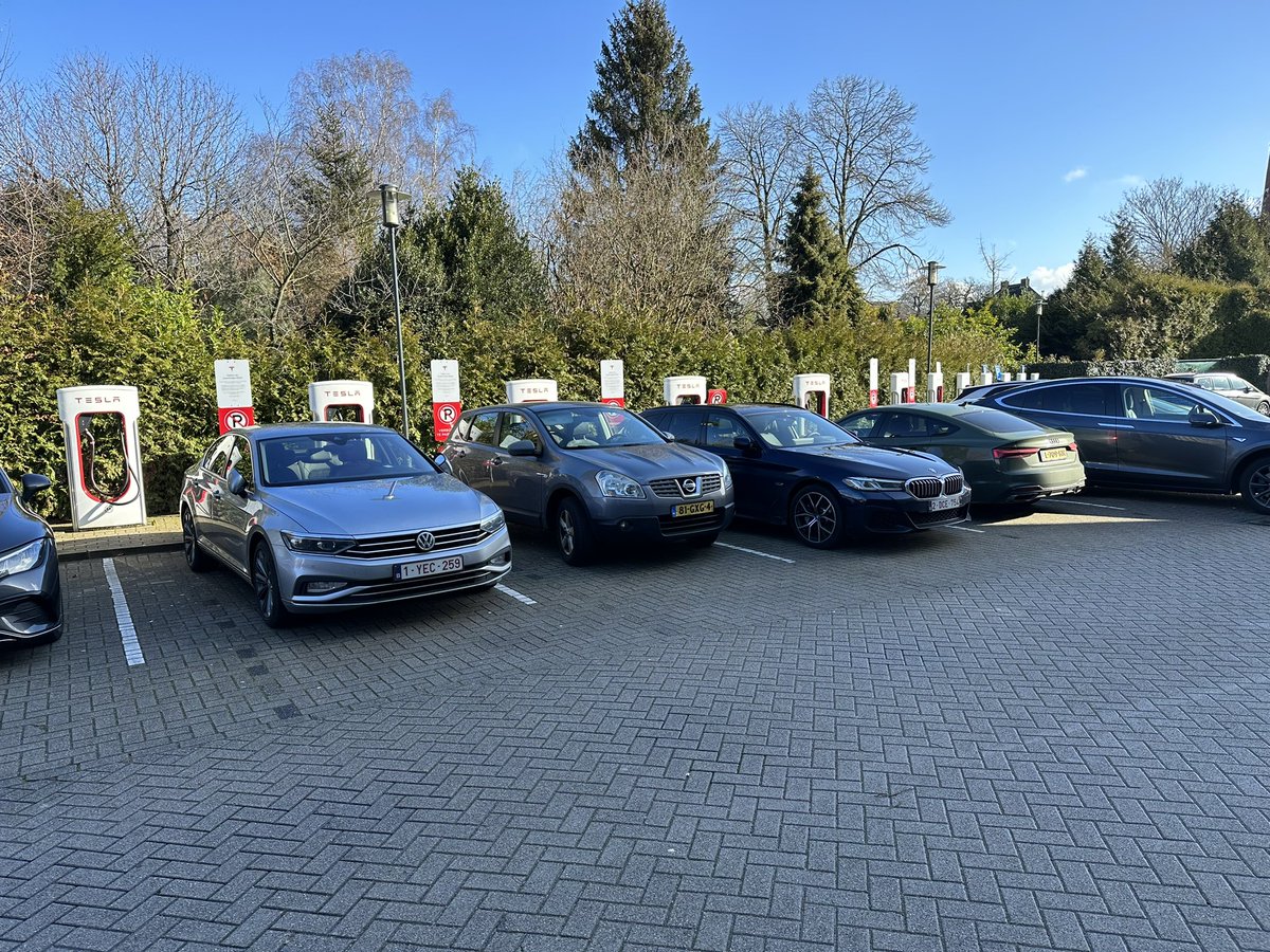 Lekker hier bij #princeville  alle <a href="/Tesla/">Tesla</a>  plaatsen bezet. #breda #nietwelkom