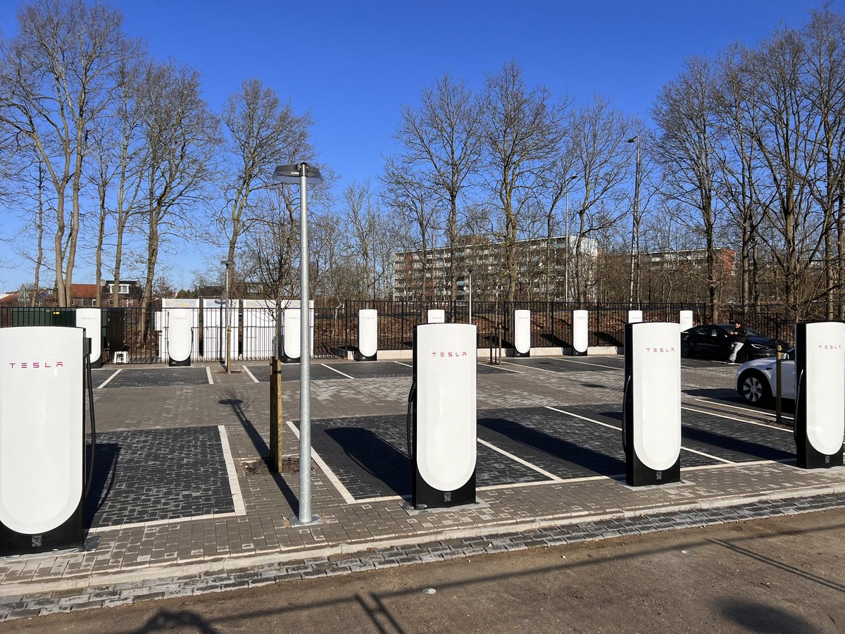 Tesla supercharger V4! #Tesla at Harderwijk Netherlands