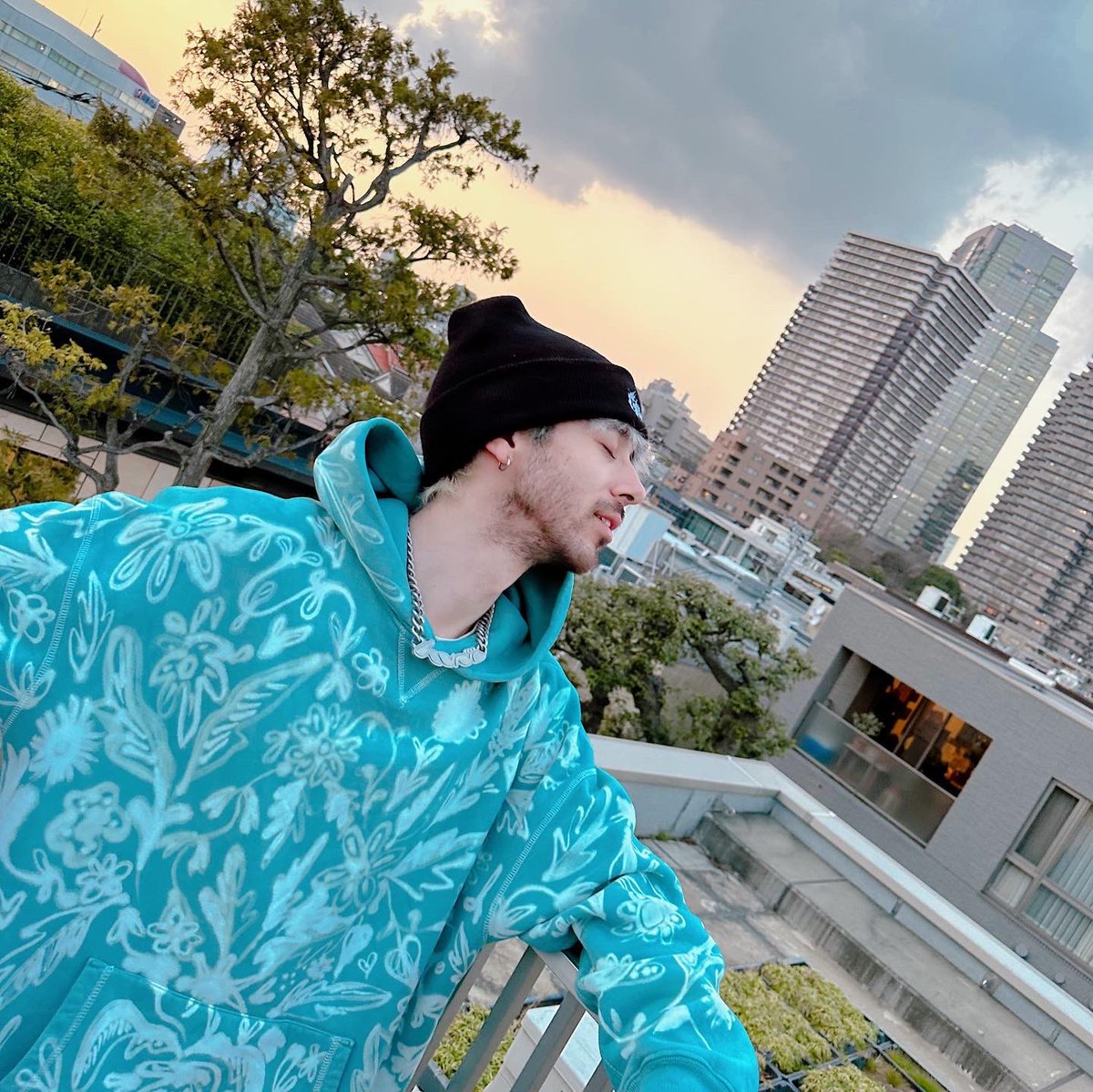 tetsuromusic_'s tweet photo. Je me sens reconnaissant de tout ce qui se prépare, mais j'ai toujours autant la sensation d'être dans l'œil du cyclone, le calme pendant la tempête. J'essaie de m'assoir et de respirer, de sourire, de vivre. Plus j'avance, plus je parle avec vous, plus je me rends compte qu'on se ressemble. Peut-être que pour une fois j'peux dire que j'ai beaucoup d'amis.