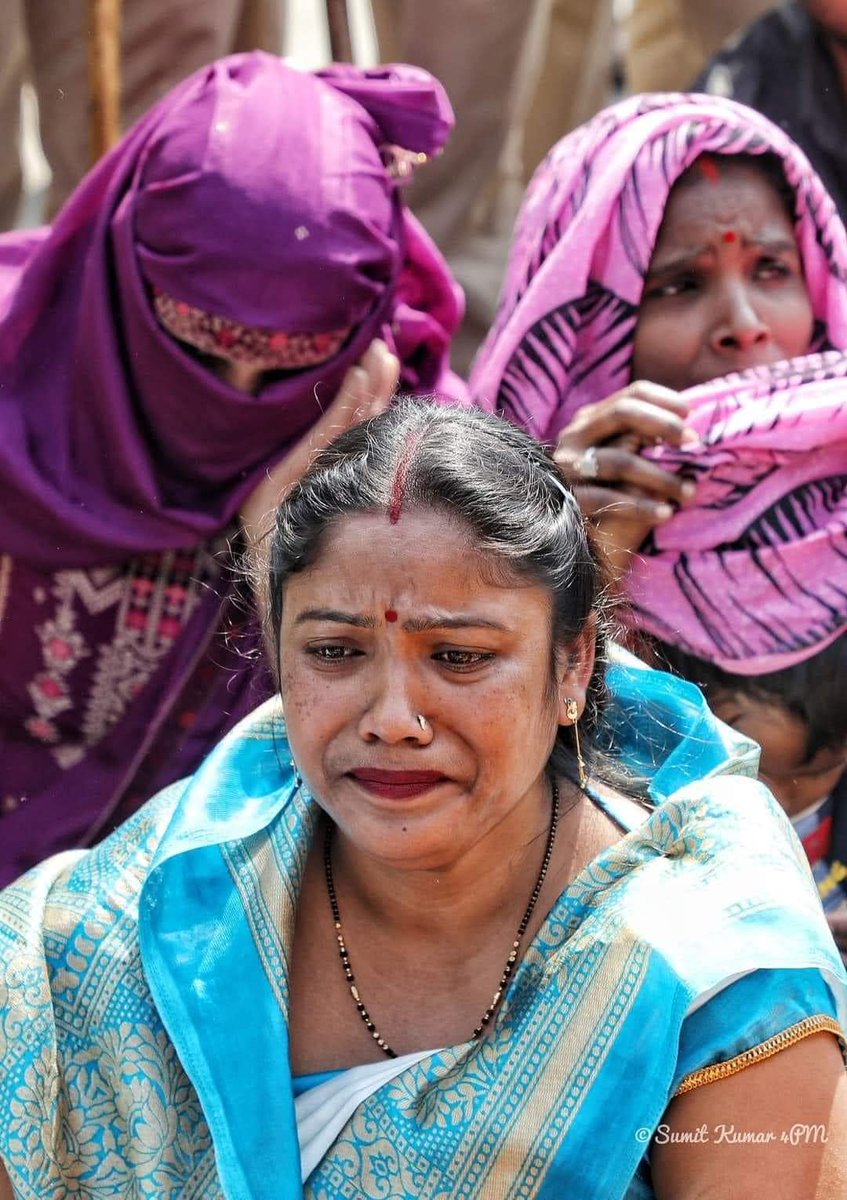 बेटी बचाओ बेटी पढ़ाओ का नारा देने वालों की सरकार में दलित पिछड़े समाज की बेटियों की हालत देखिए। इनका दुर्भाग्य ये भी है कि शिक्षा मंत्री <a href="/thisissanjubjp/">Sandeep Singh</a> भी इसी आरक्षित वर्ग से हैं लेकिन #69000_शिक्षकभर्ती_आरक्षण_घोटाला मामले में न्याय माँगने पर घोर अन्याय हो रहा है।