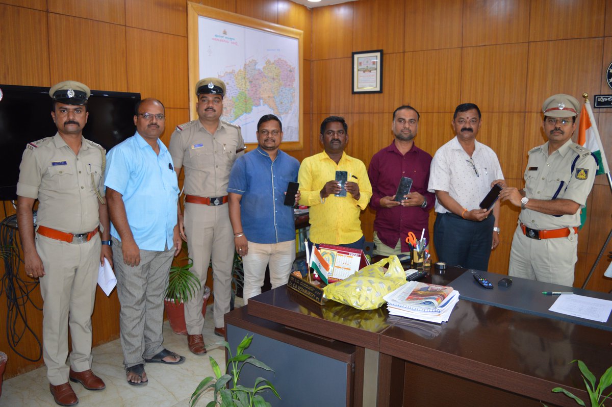 YadgiriPolice's tweet photo. ಯಾದಗಿರಿ ಜಿಲ್ಲೆಯ ವಿವಿಧ ಪೊಲೀಸ್ ಠಾಣಾ ವ್ಯಾಪ್ತಿಯಲ್ಲಿ ಕಳ್ಳತನವಾದ ಕಳೆದುಹೋದ ಮೋಬೈಲ್ ಫೋನಗಳನ್ನು CEIR Portal ನ ಸಹಾಯದಿಂದ ಪತ್ತೆ ಹಚ್ಚಿ ಸದರಿ ಮೋಬೈಲ್ಗಳ ವಾರಸುದಾರರಿಗೆ ಇಂದು ದಿನಾಂಕ: 15.03.2023 ರಂದು ಮಾನ್ಯ ಎಸ್.ಪಿ ಸಾಹೇಬರು ಹಿಂದಿರುಗಿರುಸುತ್ತಾರೆ.ಸಾರ್ವಜನಿಕರು CEIR Portalನ್ನು ಸದುಪಯೋಗ ಪಡೆದುಕೊಳ್ಳಲು ತಿಳಿಸಲಾಗಿದೆ. https://t.co/htjZUSU4AE