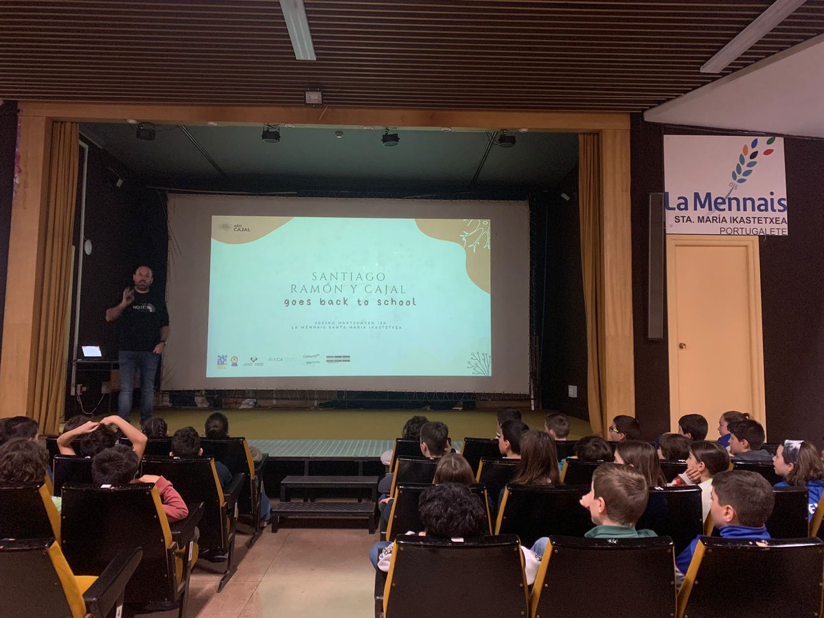 Hoy, segunda parte de "Santiago Ramón y Cajal goes back to school". #LaNCELab está en <a href="/smiportu/">LaMennaisSantaMaria</a> para enseñar el legado de Cajal a alumno/as de LH-5. ¡A formar a futuros neurocientífico/as! 🧠 CC: <a href="/Berrocoso_Lab/">Esther Berrocoso Lab</a> <a href="/SENC_/">SENC</a> #AñoCajal