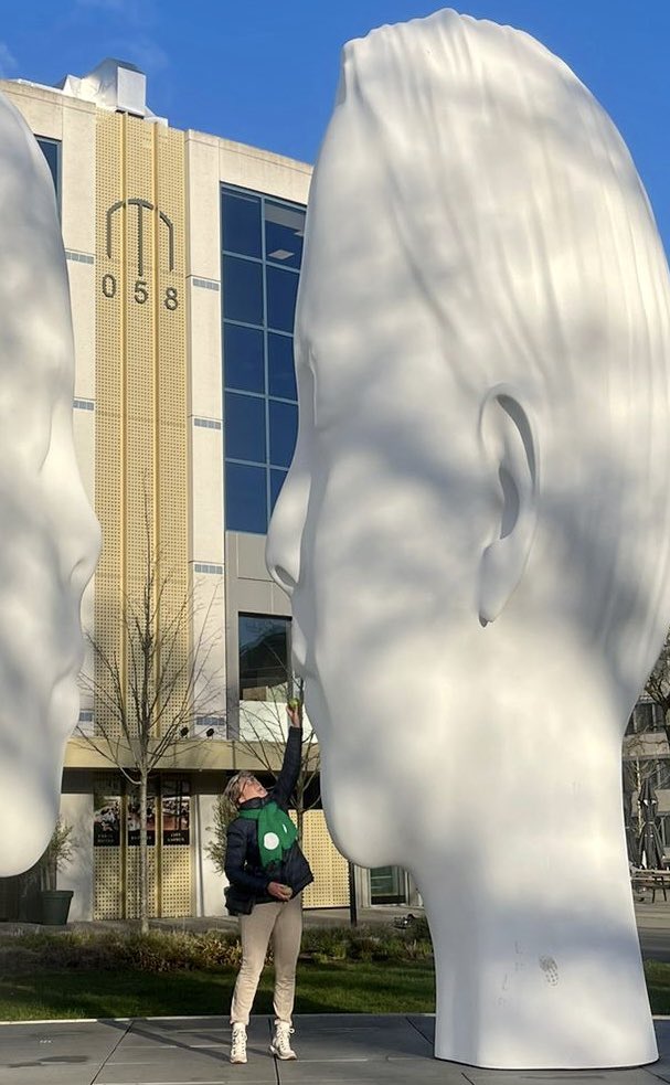 Stemmen! Vanochtend vroeg met een groot aantal collega’s van CDA Fryslân bij het station in Leeuwarden appels uitdelen. Vergeet je niet vandaag je stem uit te brengen? #minderikmeerwij