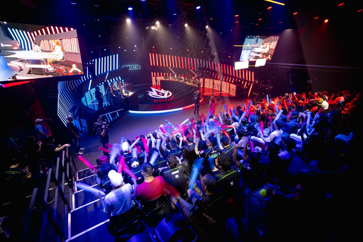 CBLOL's tweet photo. FILA ABERTA! 🚨

A venda de ingressos para os Playoffs do #CBLOL e do #CBLOLAcademy (exceto Finais) começa às 13h. 

Acesse agora mesmo a Fila Virtual e não perca a chance de curtir as emoções da Fase Eliminatória direto da nossa Arena!

🔗 https://t.co/pXUheC8GMx https://t.co/glsCfKZTG6