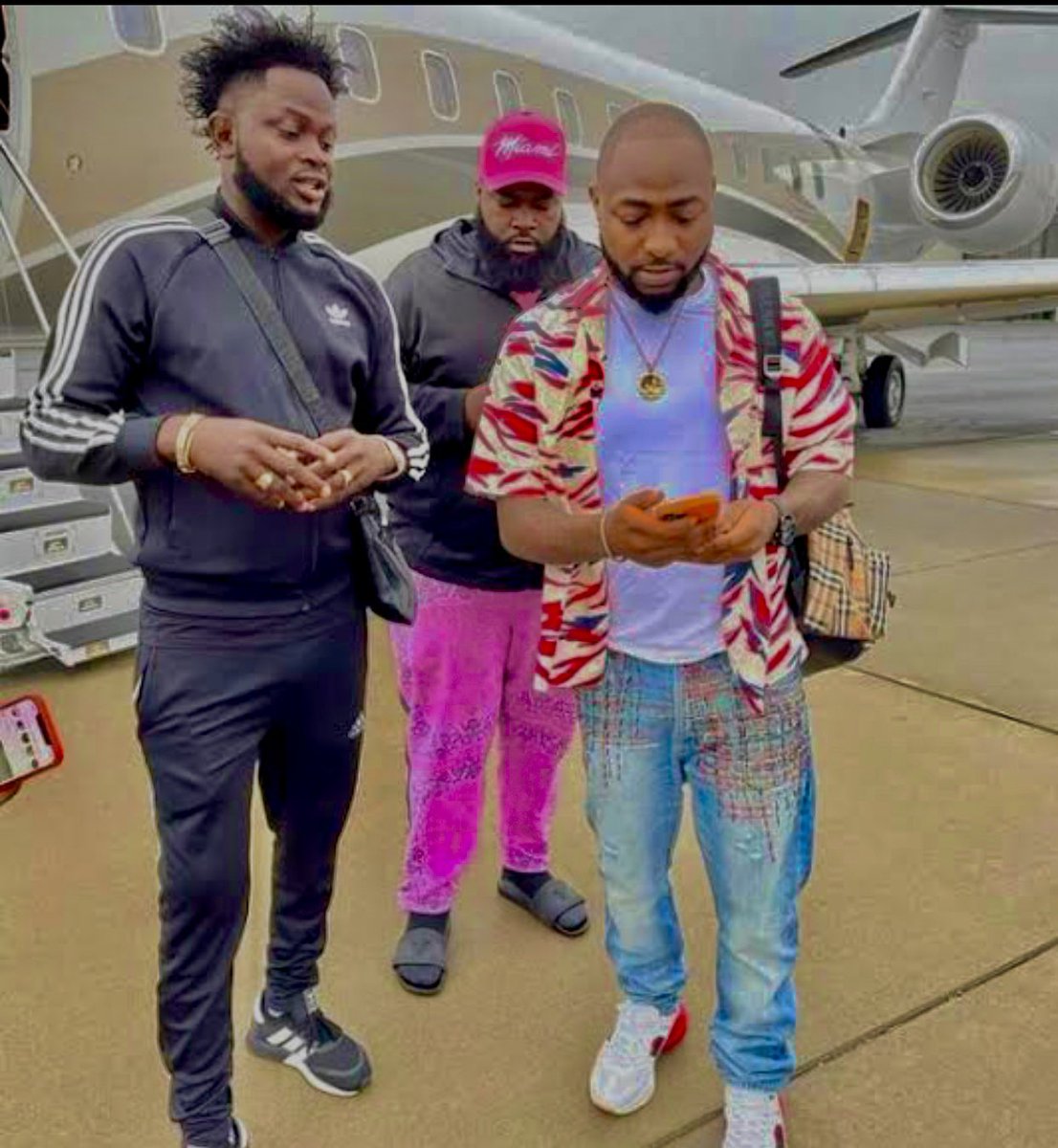 Favour_Dem's tweet photo. You guys should fear (Davido) my godfather’s Return!!!🤴

Coz, He’s coming back with a Miraculous Endless Hit Songs Tonight 💯

RT &amp; Drop a ❤️ emoji…… if you’ve truly missed him so much

#Davido #FavourDem #30bg https://t.co/o38wP5J9SN
